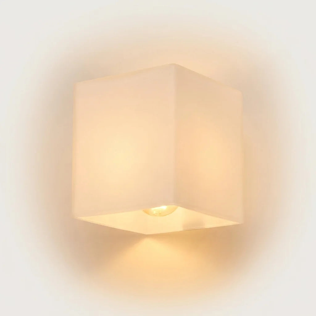 Applique murale cube en verre opalin blanc allumée