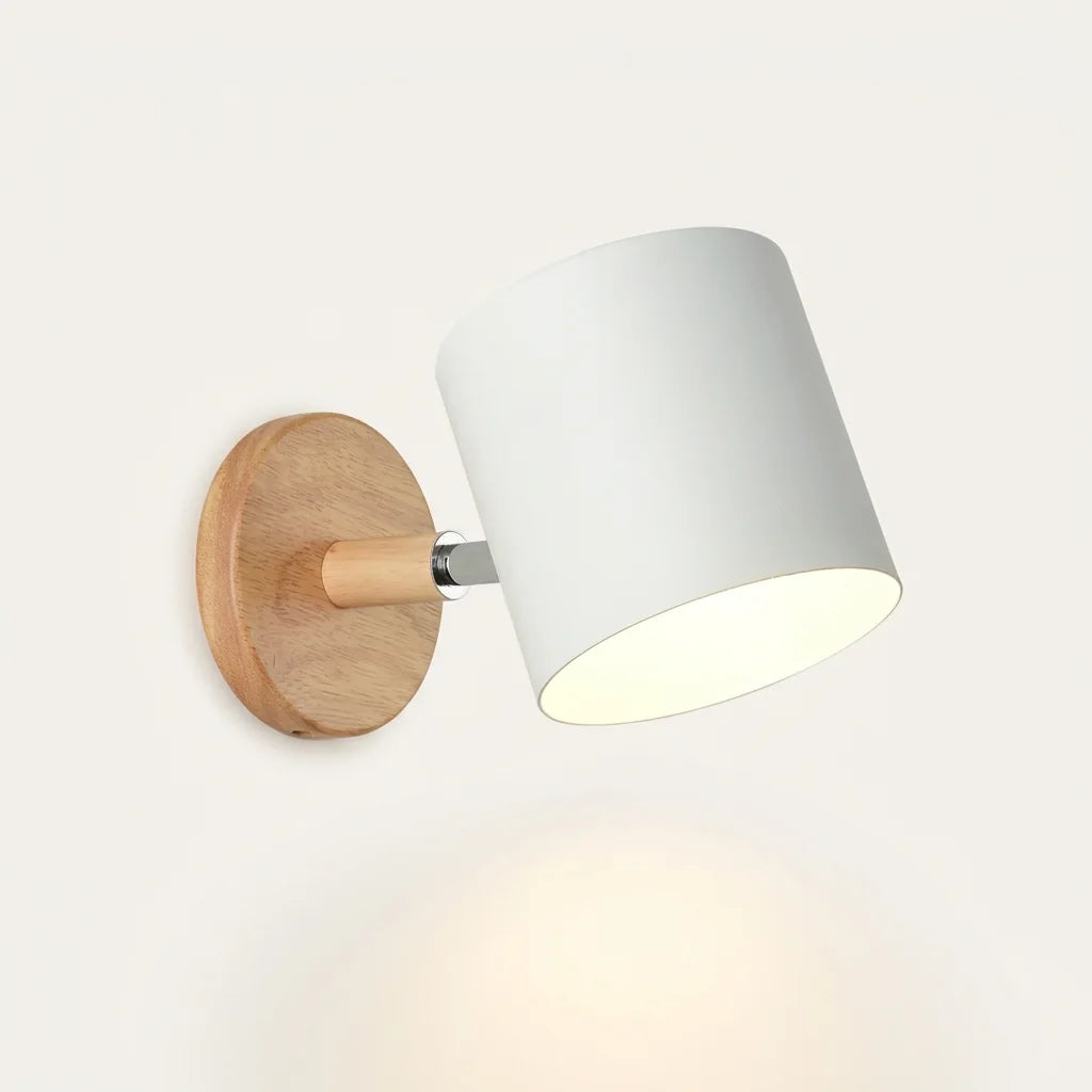 Applique murale socle en bois et abat-jour cylindre blanc, allumée