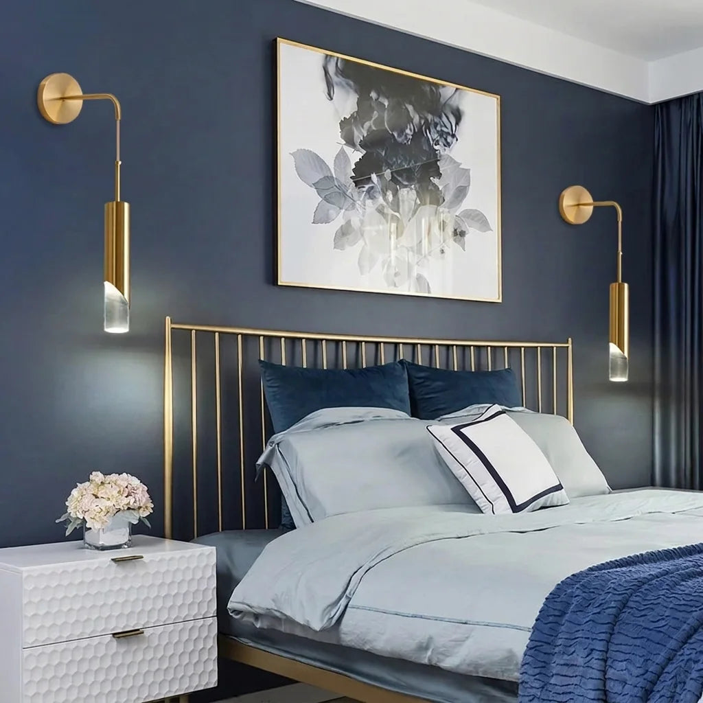 Paire d'appliques cylindre dorées autour d'un lit, chambre bleu nuit