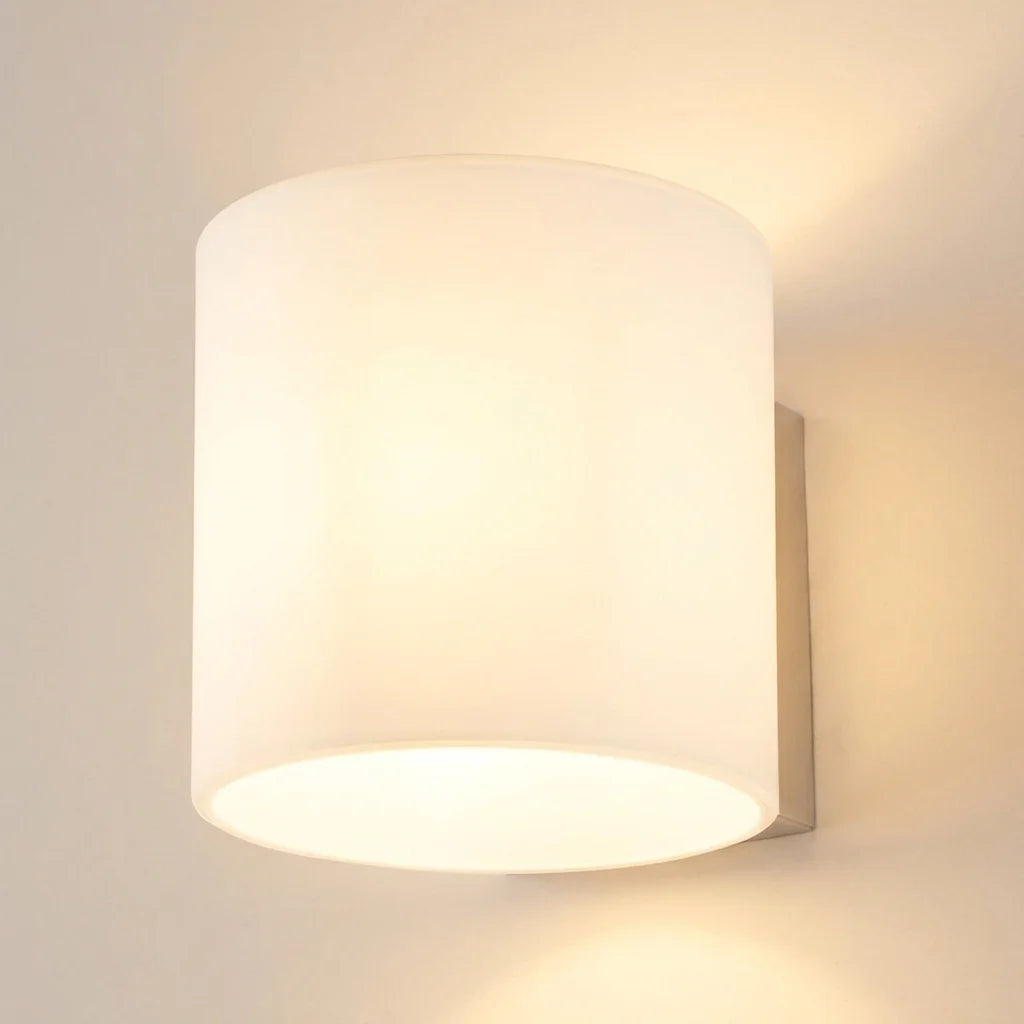 Applique murale cylindre en verre opalin blanc allumée