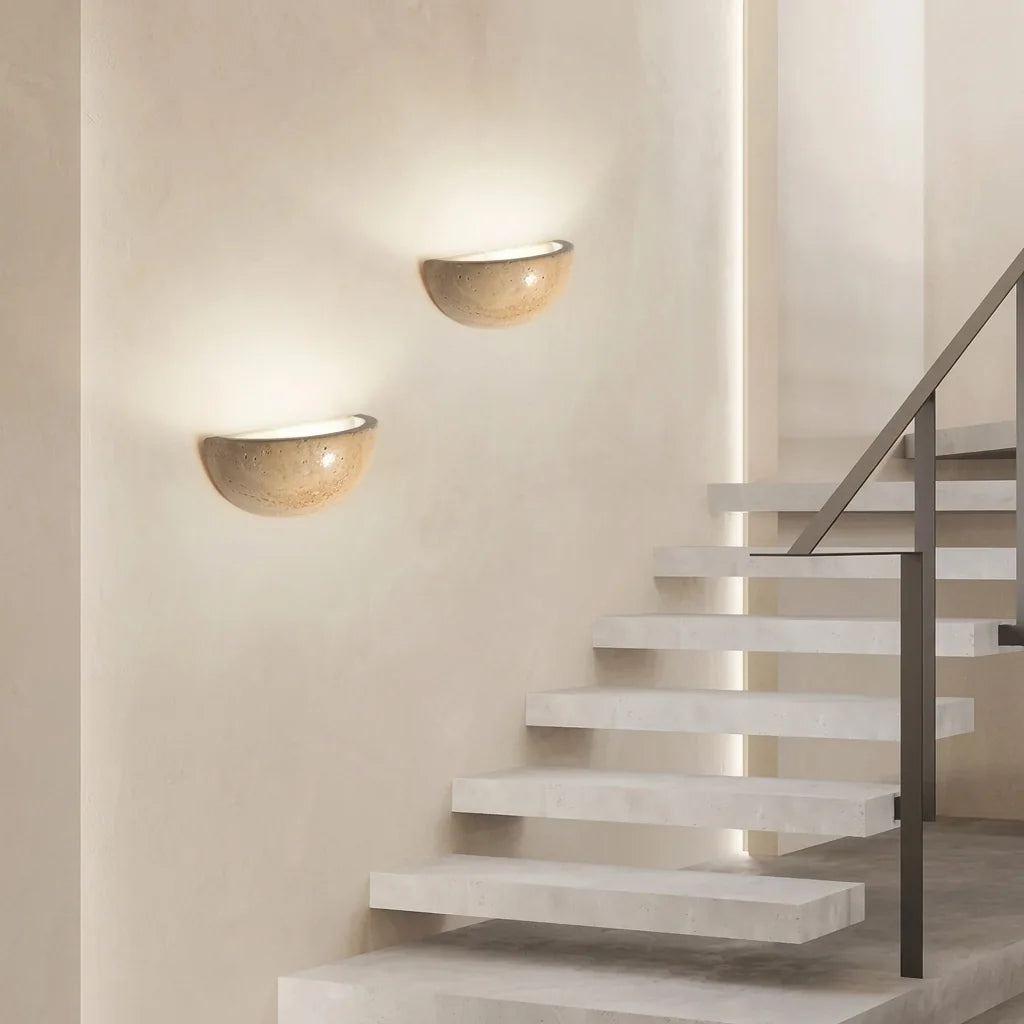 Deux appliques demi-coupe en travertin le long d'un escalier suspendu