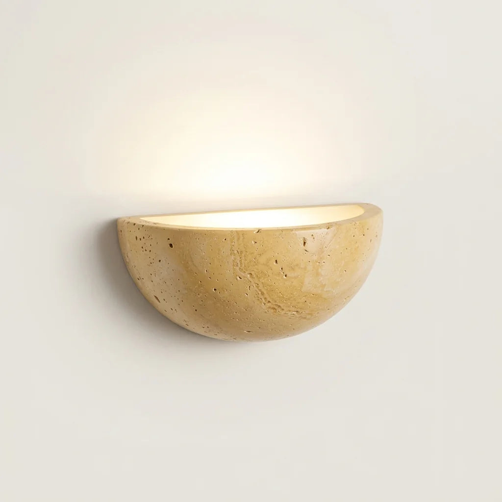 Applique murale demi-coupe en travertin naturel, lumière vers le haut