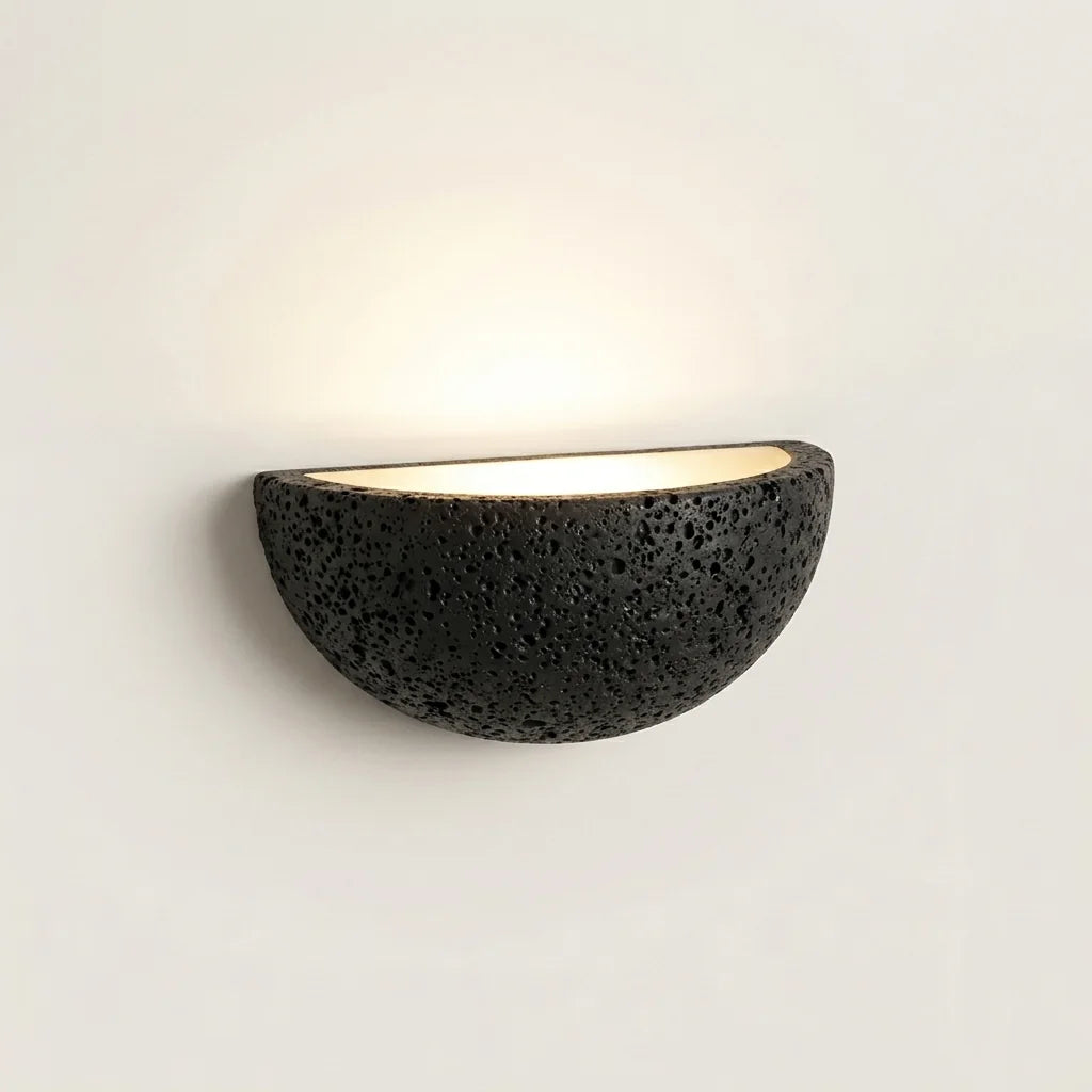 Applique murale demi-coupe en pierre noire, lumière vers le haut