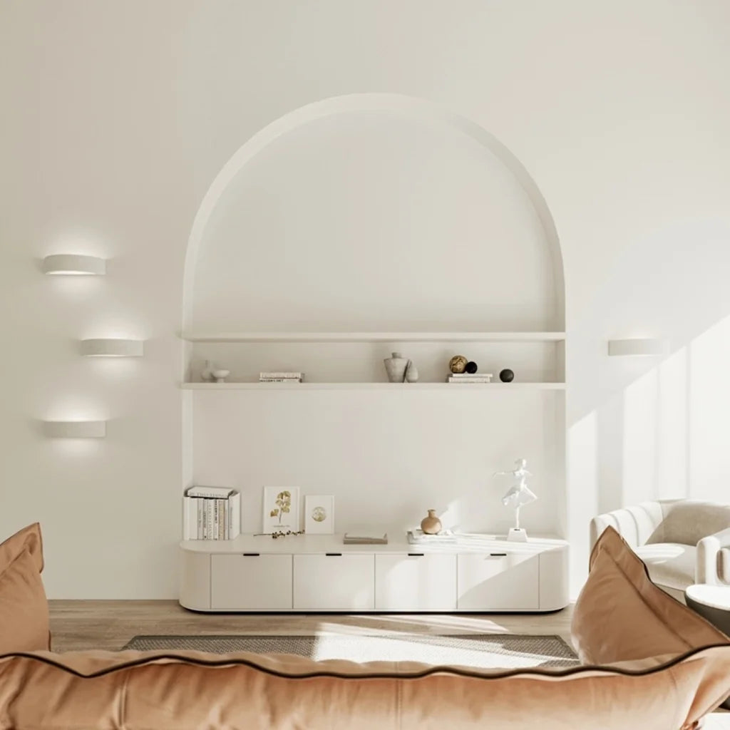 Applique murale demi-lune en céramique ou béton dans un salon