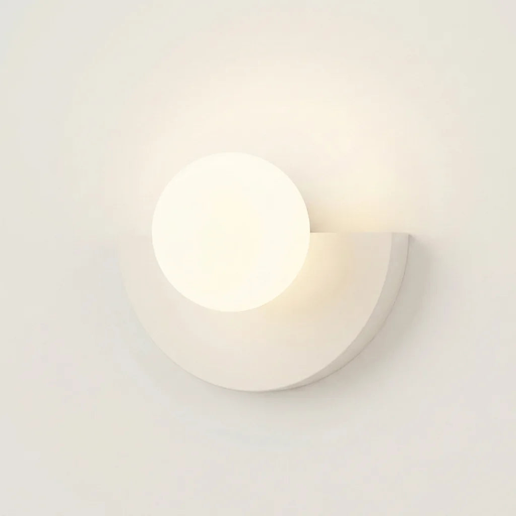 Applique murale demi-lune blanche et globe en verre opalin