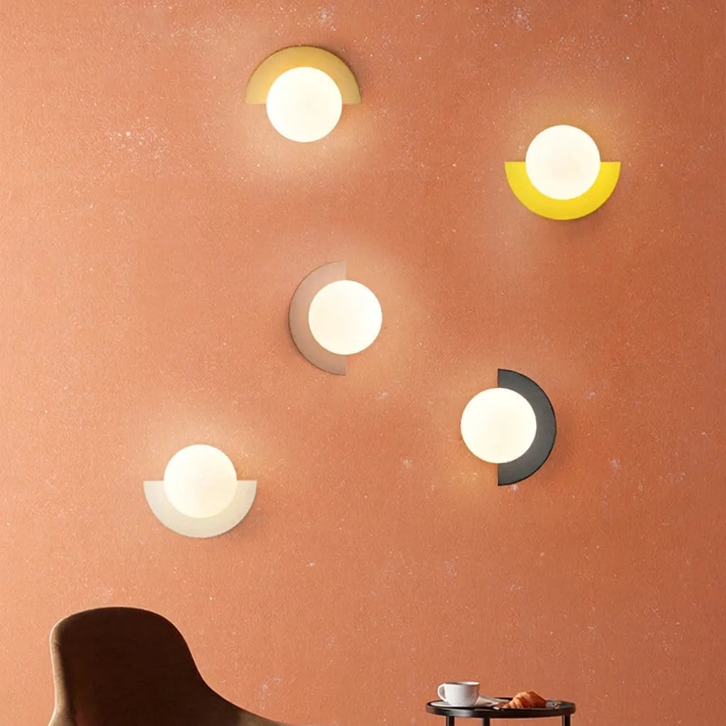 Composition d'appliques demi-lune colorées sur un mur terracotta