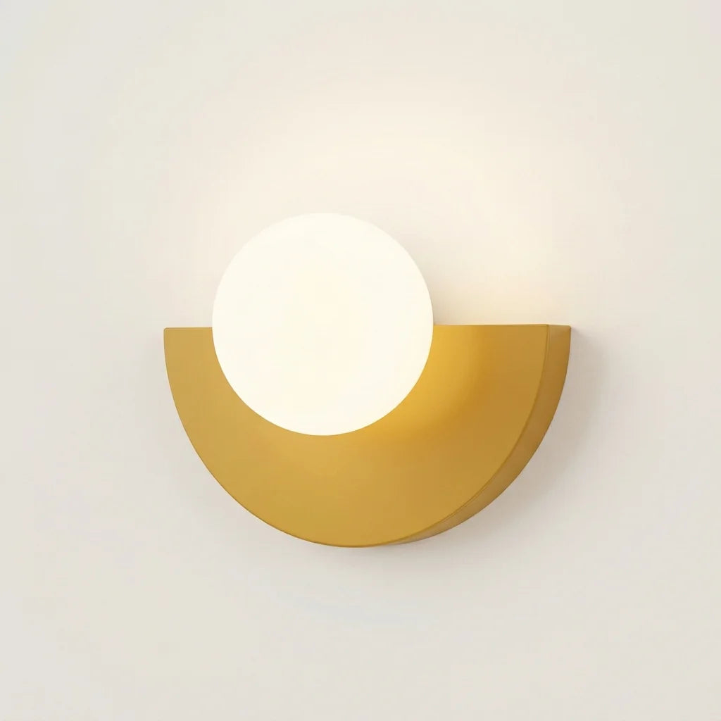 Applique murale demi-lune jaune moutarde et globe opalin