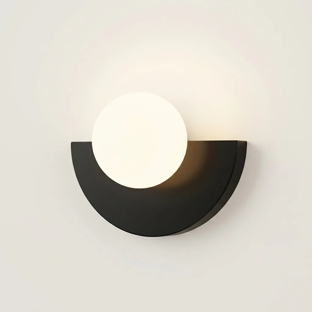 Applique murale demi-lune noire et globe en verre opalin, allumée