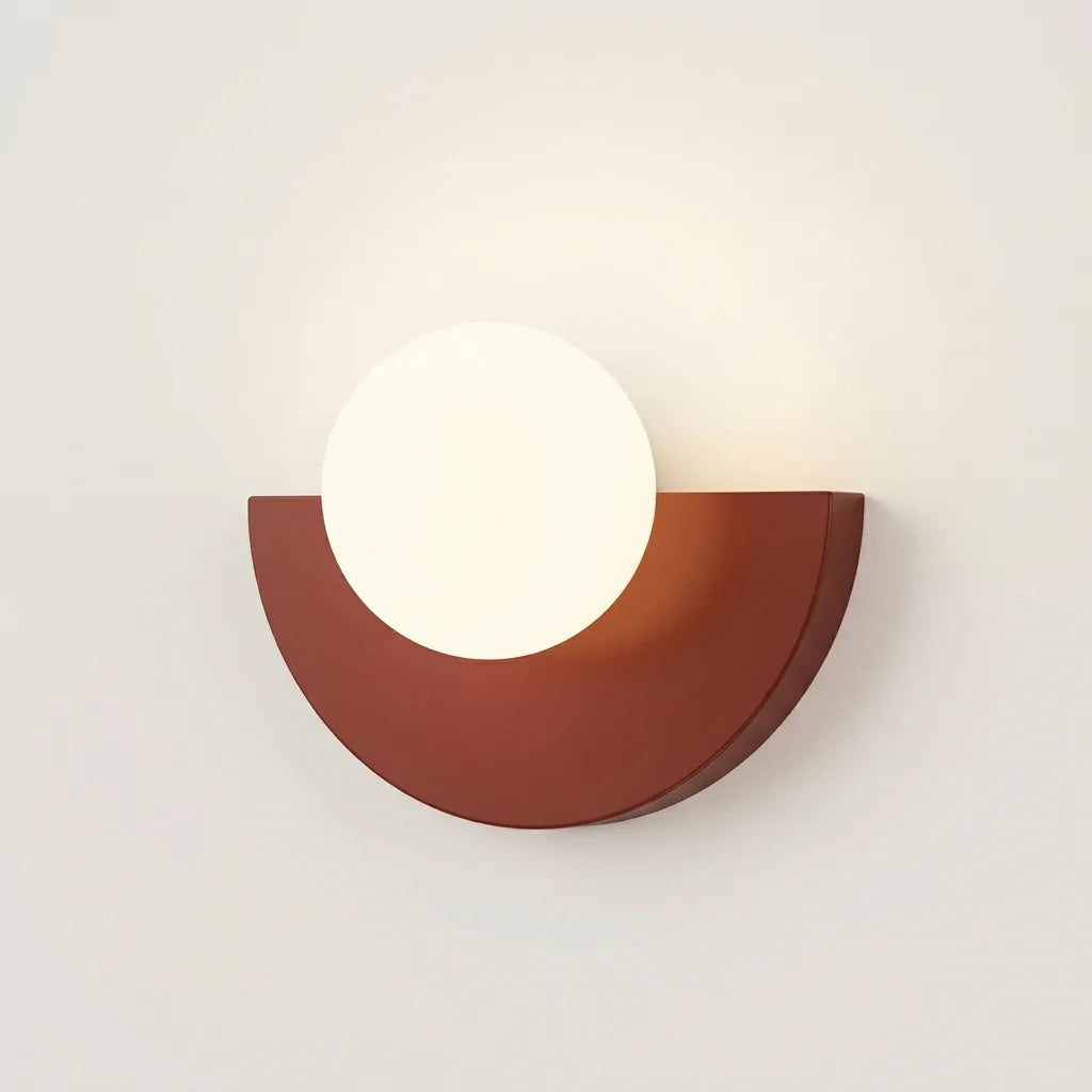 Applique murale demi-lune rouge brique et globe opalin