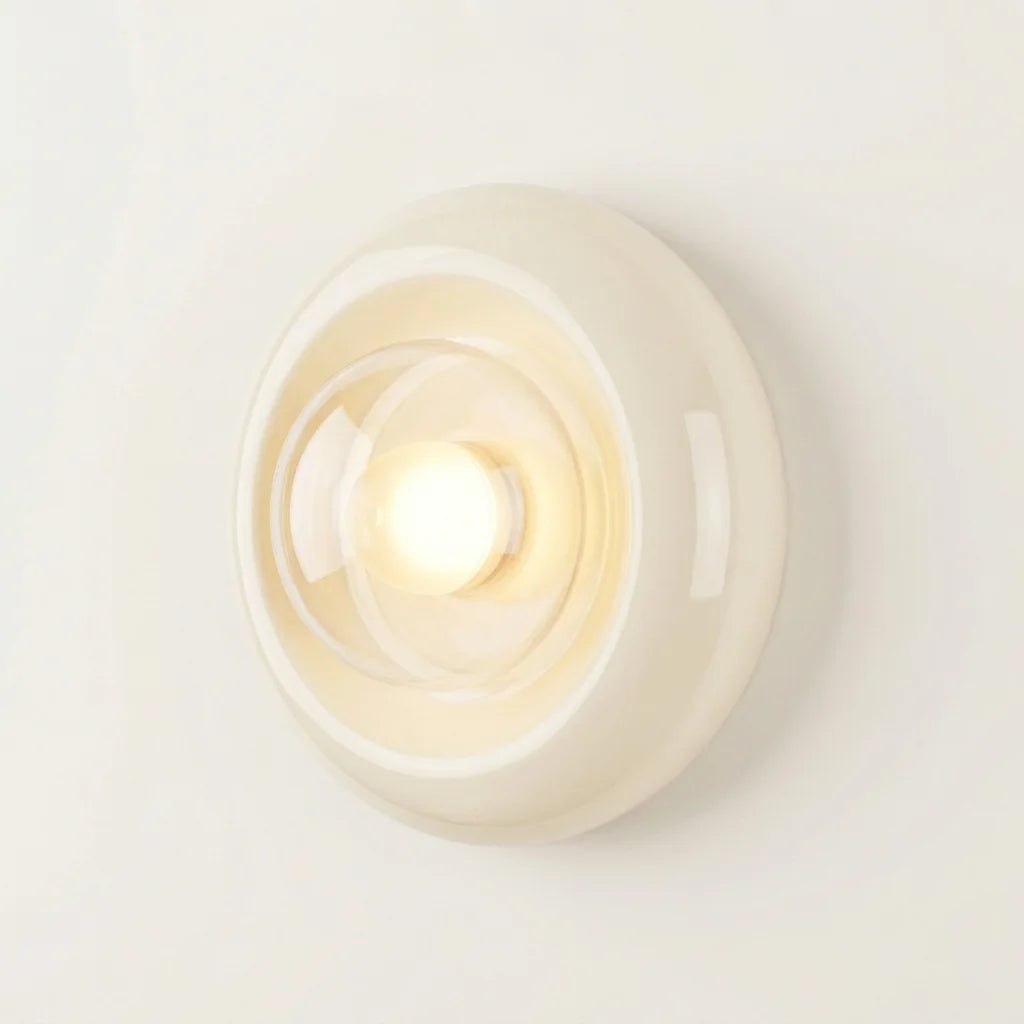 Applique murale disque Bauhaus blanc crème avec bulle en verre, allumée