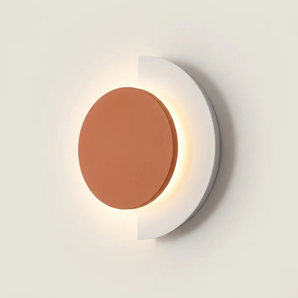 Applique murale LED disque terracotta sur croissant blanc, allumée