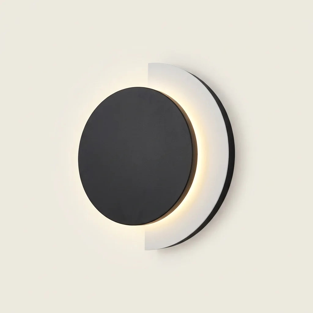 Applique murale LED disque noir sur croissant blanc, allumée