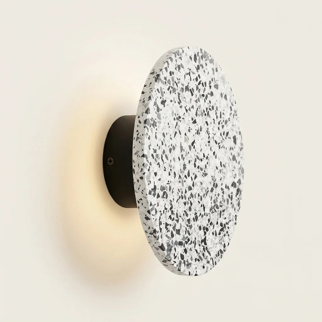 Applique murale disque en terrazzo blanc à halo lumineux, allumée