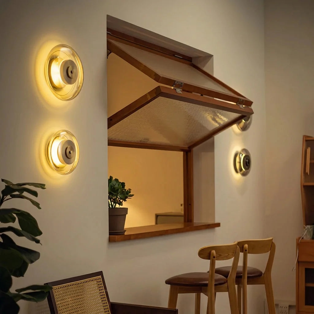 Appliques disque en verre allumées autour d'un passe-plat en bois