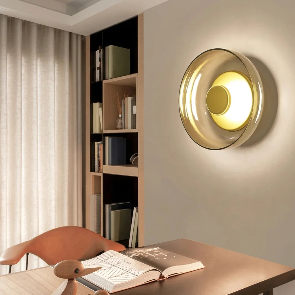 Applique LED en verre ambre au-dessus d'un bureau près d'une bibliothèque