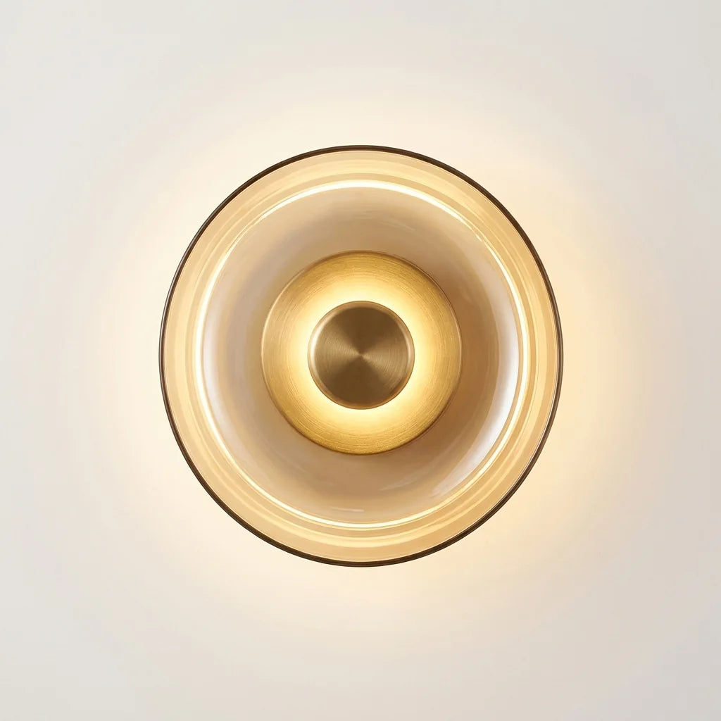 Applique murale LED en verre ambre et disque doré, allumée