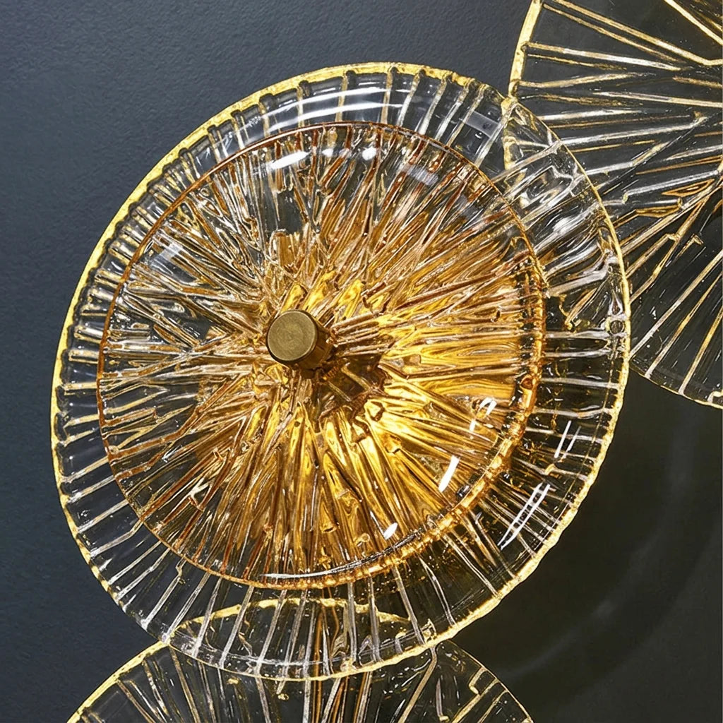 Verre strié ambré et capuchon en laiton, vus de près