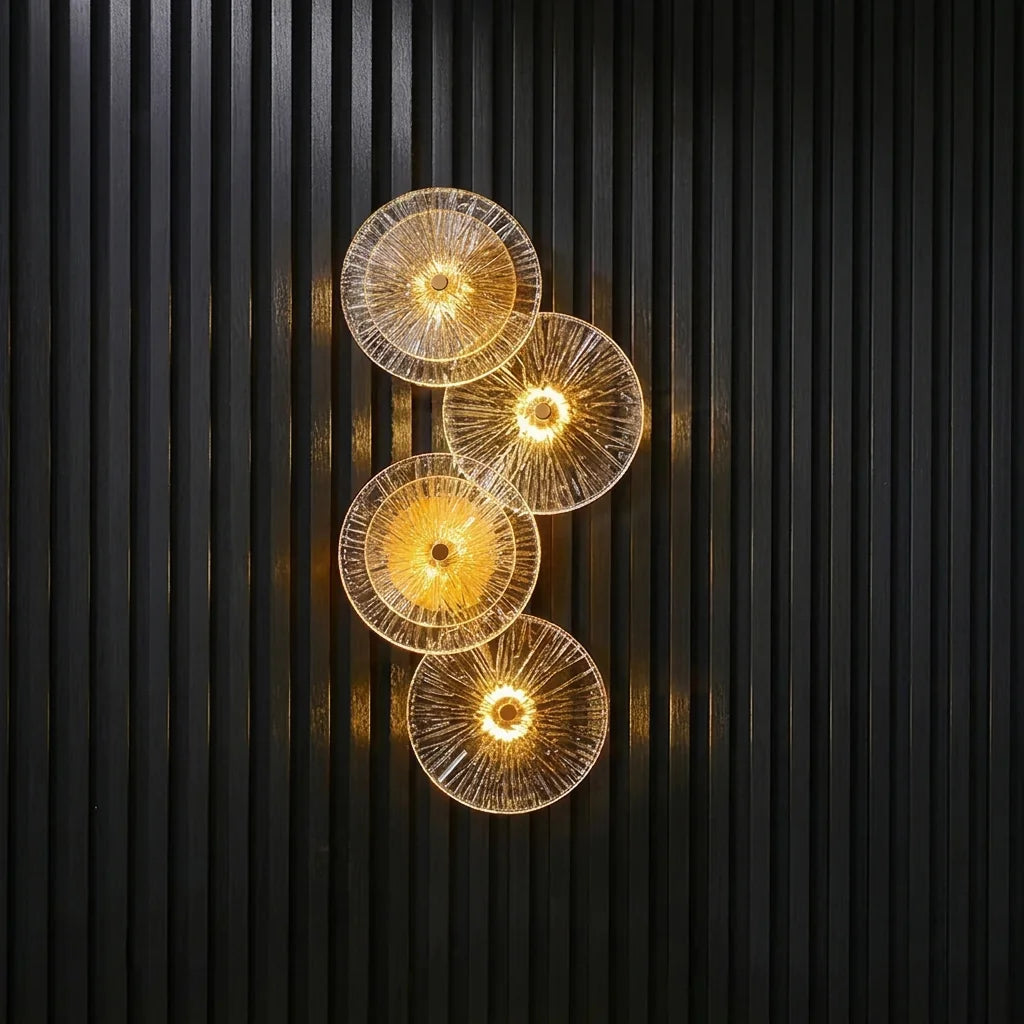 Applique à quatre disques de verre sur un mur à lames noires