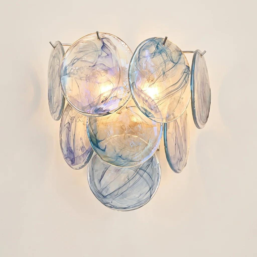 Applique murale en disques de verre irisé bleu, allumée