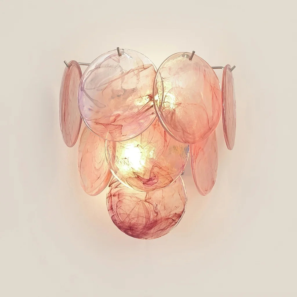 Applique murale en disques de verre irisé rose, allumée