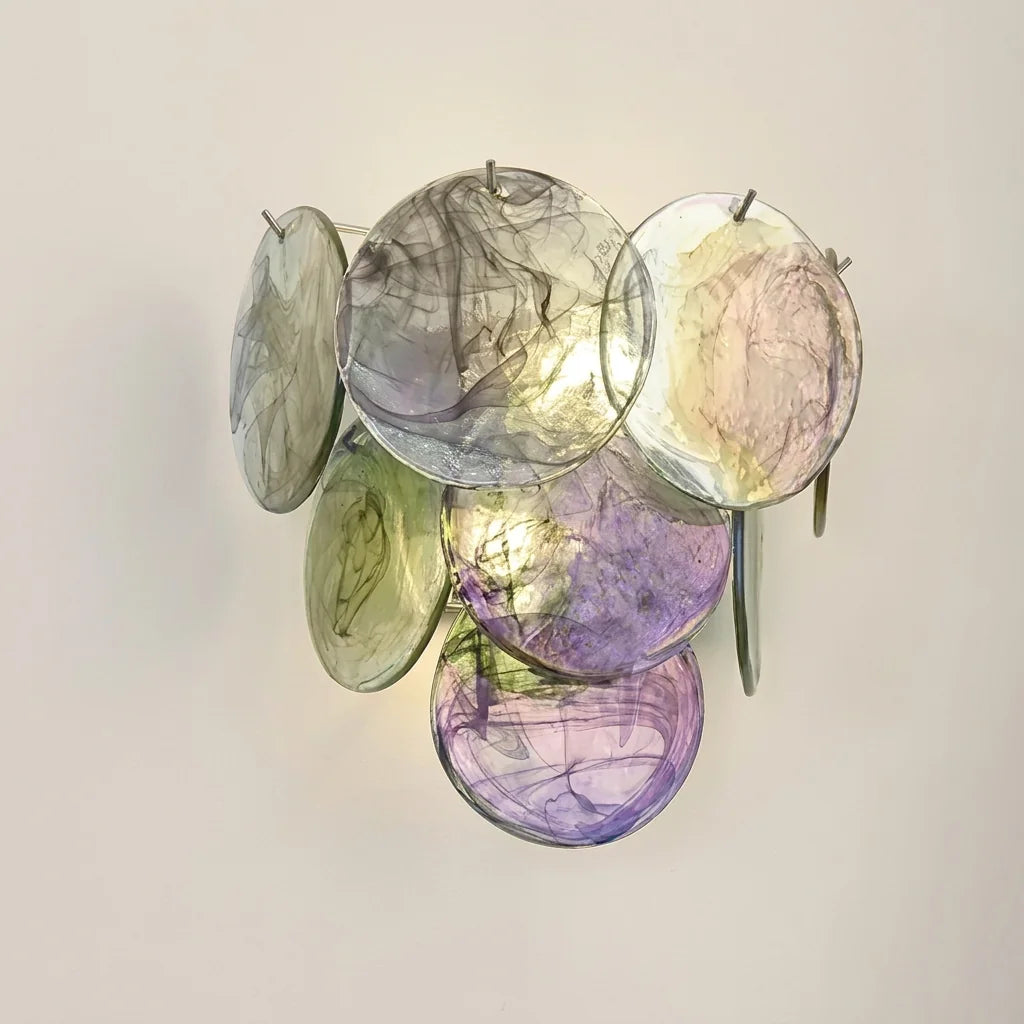 Applique murale en disques de verre irisé vert et violet, allumée