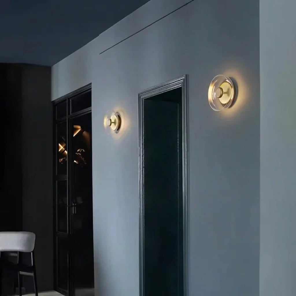 Deux appliques disque en verre dans un couloir bleu nuit