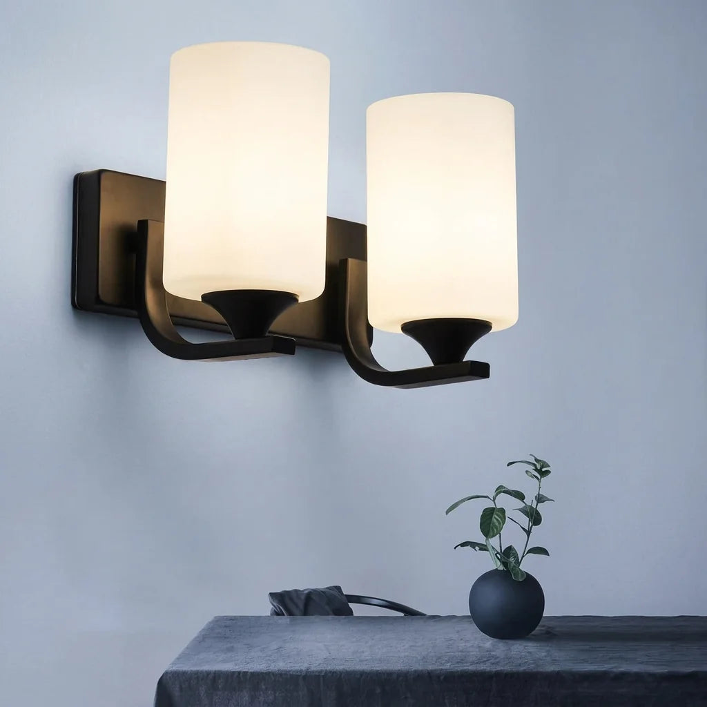 Applique double noire au-dessus d'une table sur un mur gris-bleu