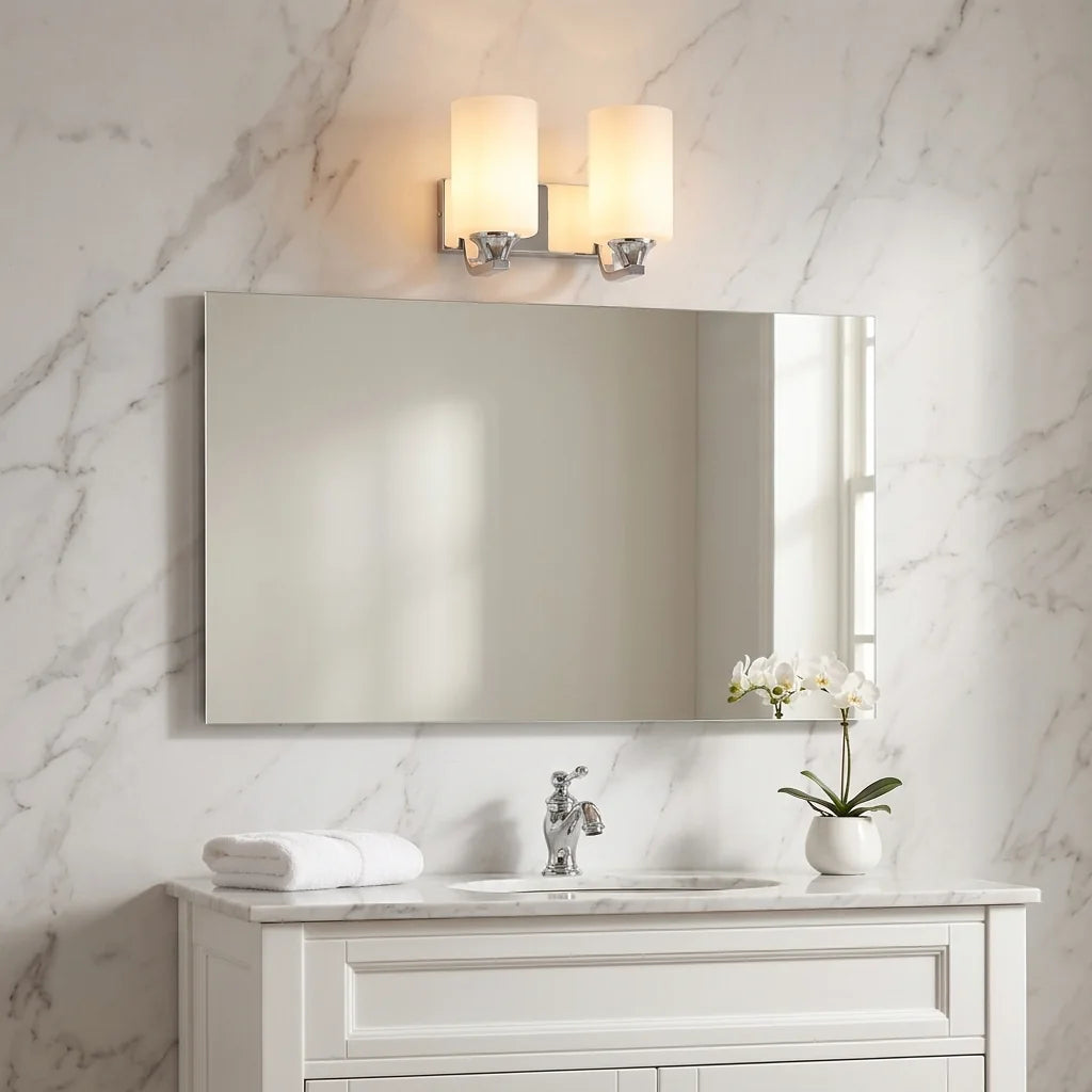 Applique double chromée au-dessus d'un miroir de salle de bain en marbre