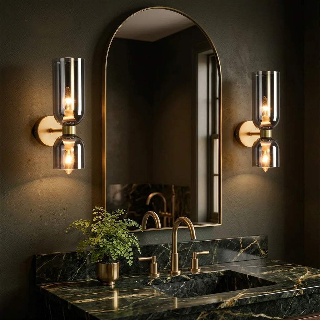 Paire d'appliques en verre fumé autour d'un miroir arche, salle de bain en marbre vert