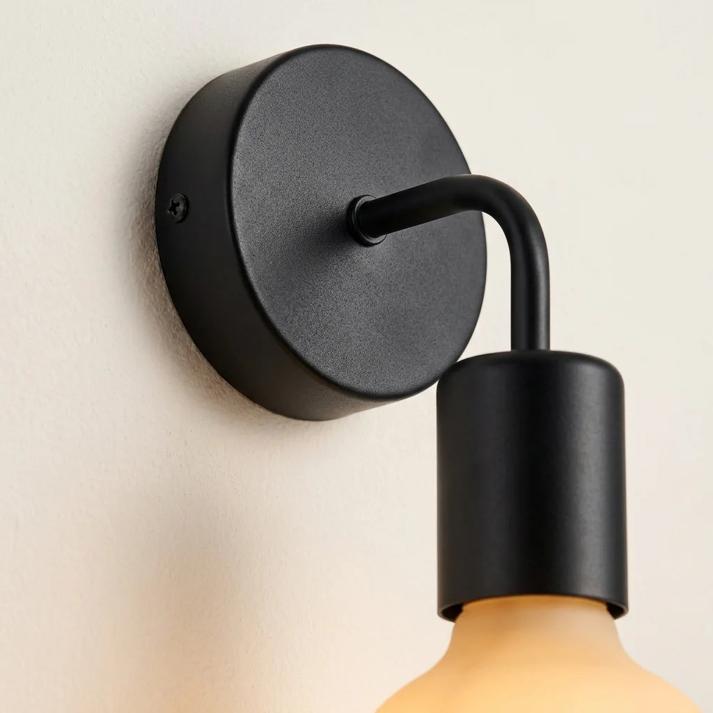 Platine et douille en métal noir mat vues de près