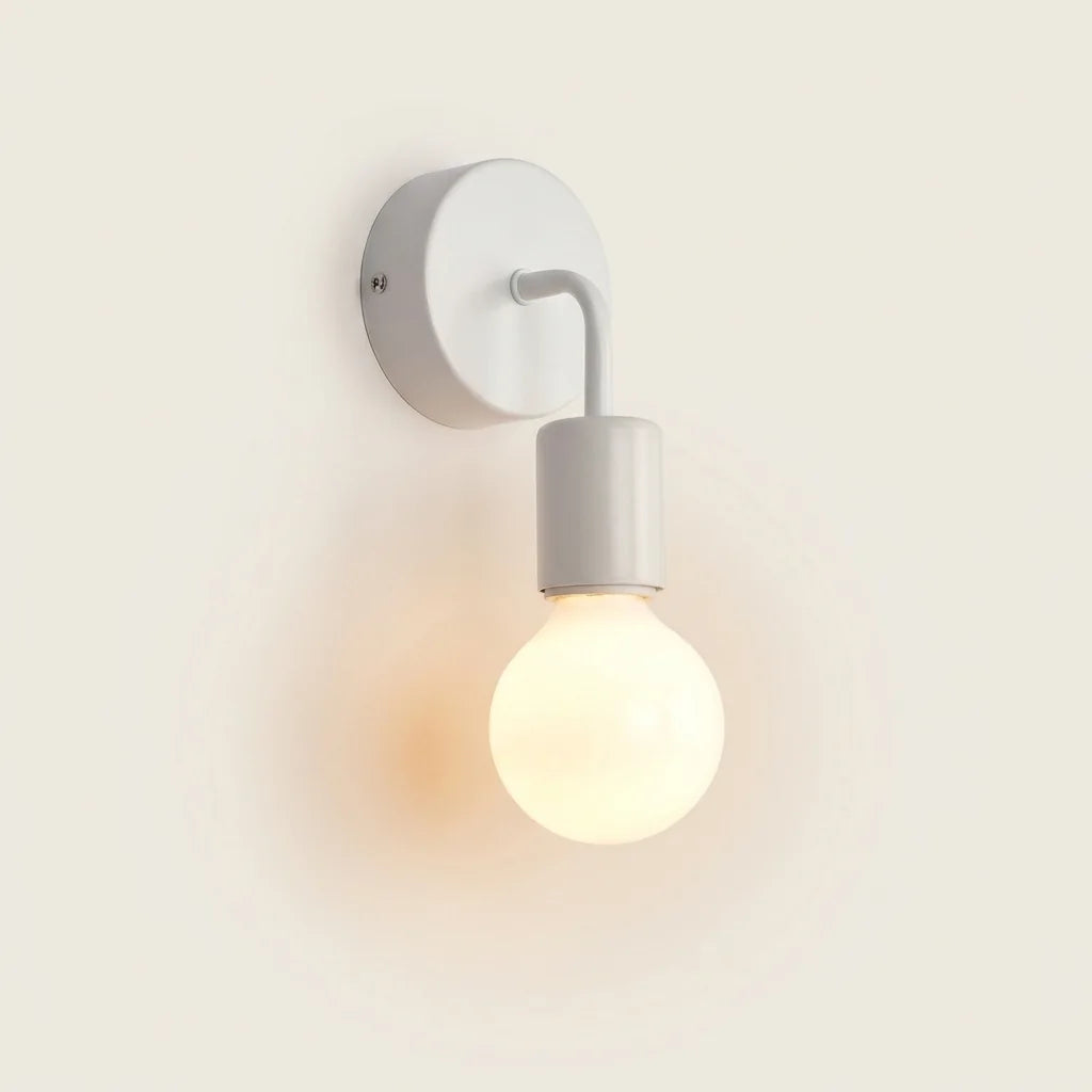 Applique murale minimaliste en métal blanc et ampoule globe, allumée