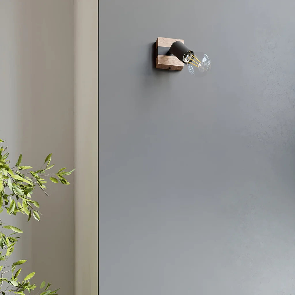 Applique murale douille noire sur bois dans un salon