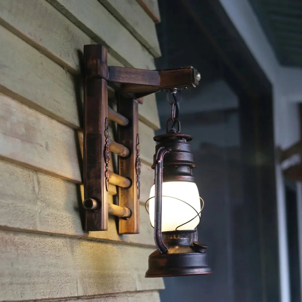 Applique échelle en bambou et lampe tempête sur un bardage en bois