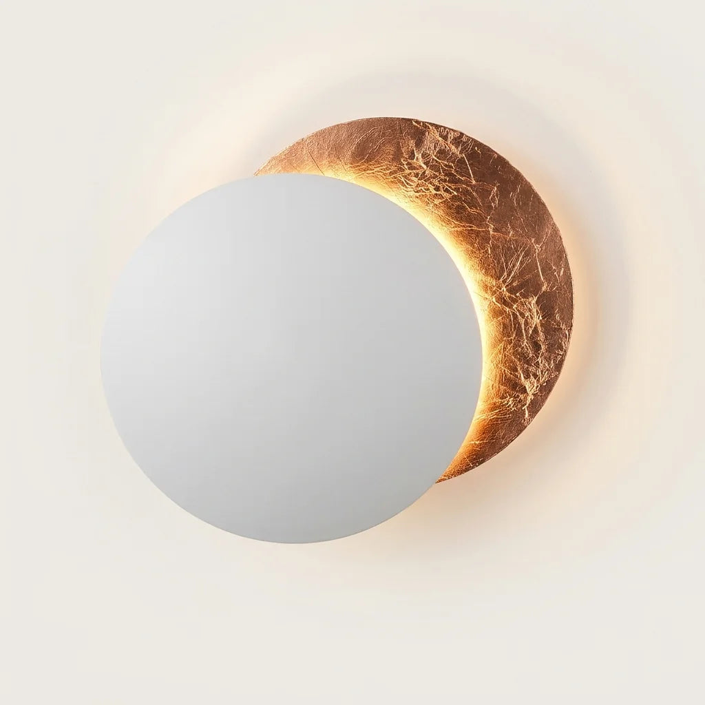 Applique murale éclipse blanche et feuille de cuivre, allumée