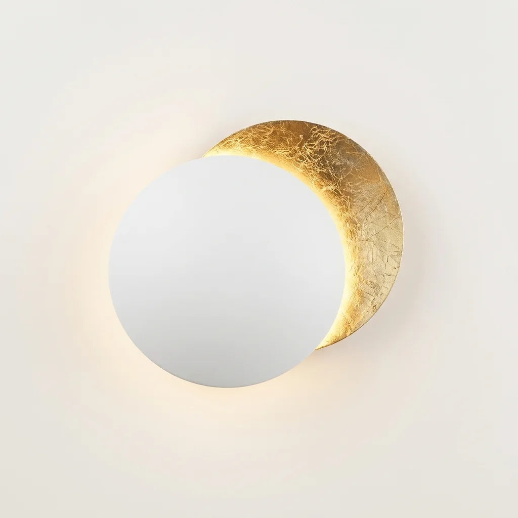 Applique murale éclipse blanche et feuille d'or, allumée