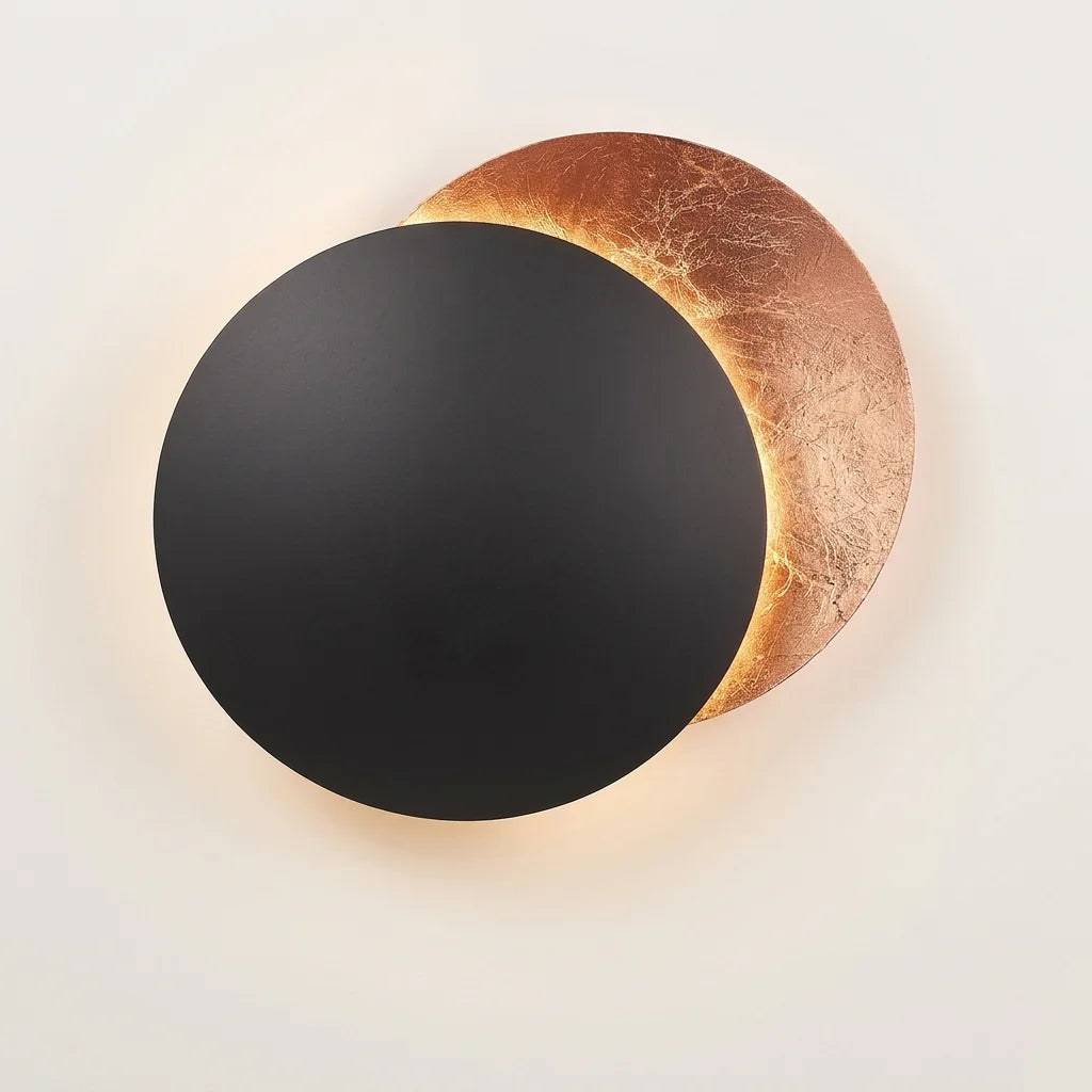 Applique murale éclipse noire et feuille de cuivre, allumée