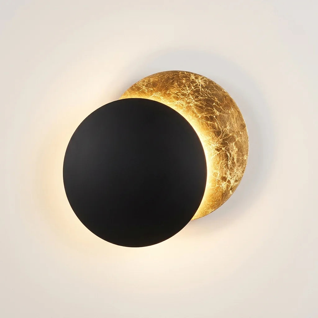 Applique murale éclipse noire et feuille d'or, allumée