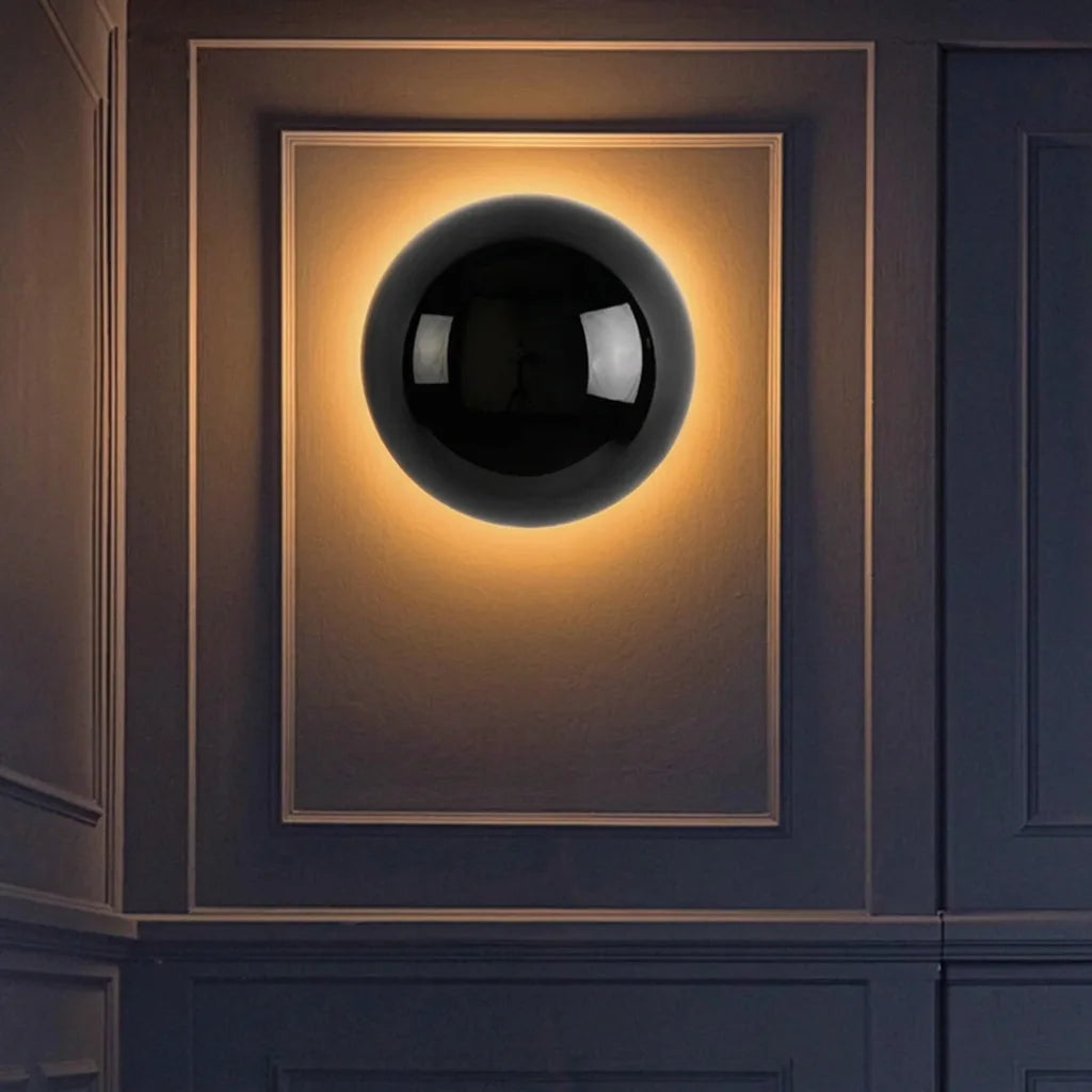 Applique dôme noir et son halo dans un cadre de moulures bleu nuit