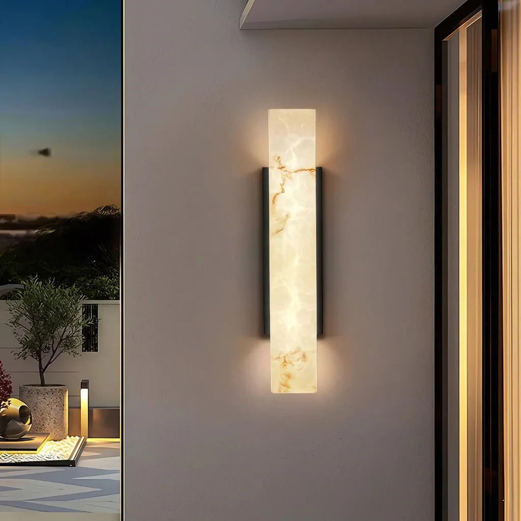 Applique colonne effet marbre près d'une baie vitrée au crépuscule