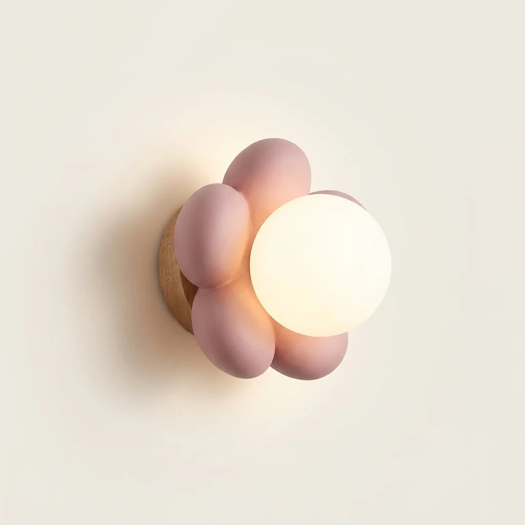 Applique murale fleur rose et globe opalin pour chambre d'enfant, allumée