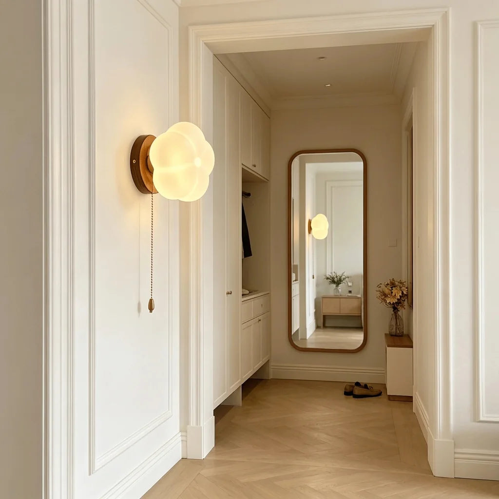 Applique fleur opaline dans une entrée à parquet point de Hongrie