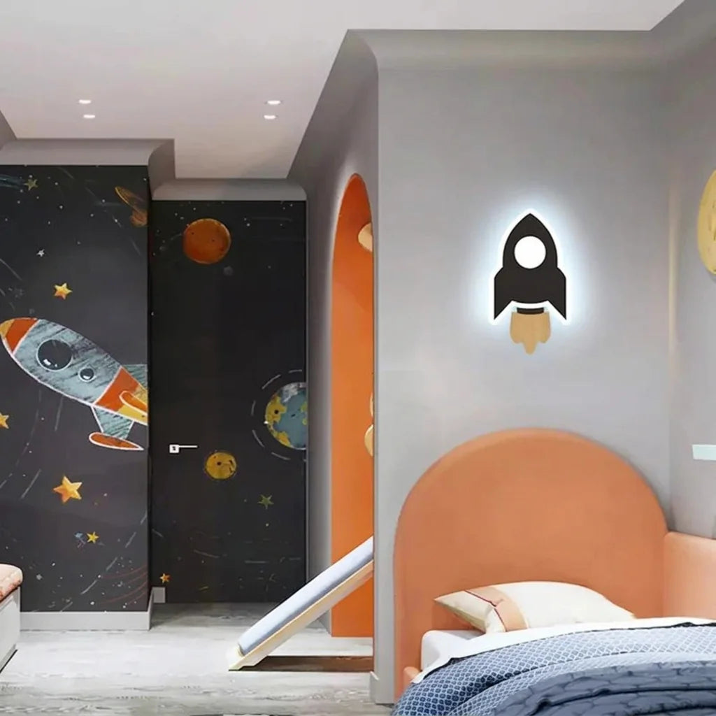 Applique fusée noire allumée dans une chambre d'enfant sur le thème de l'espace