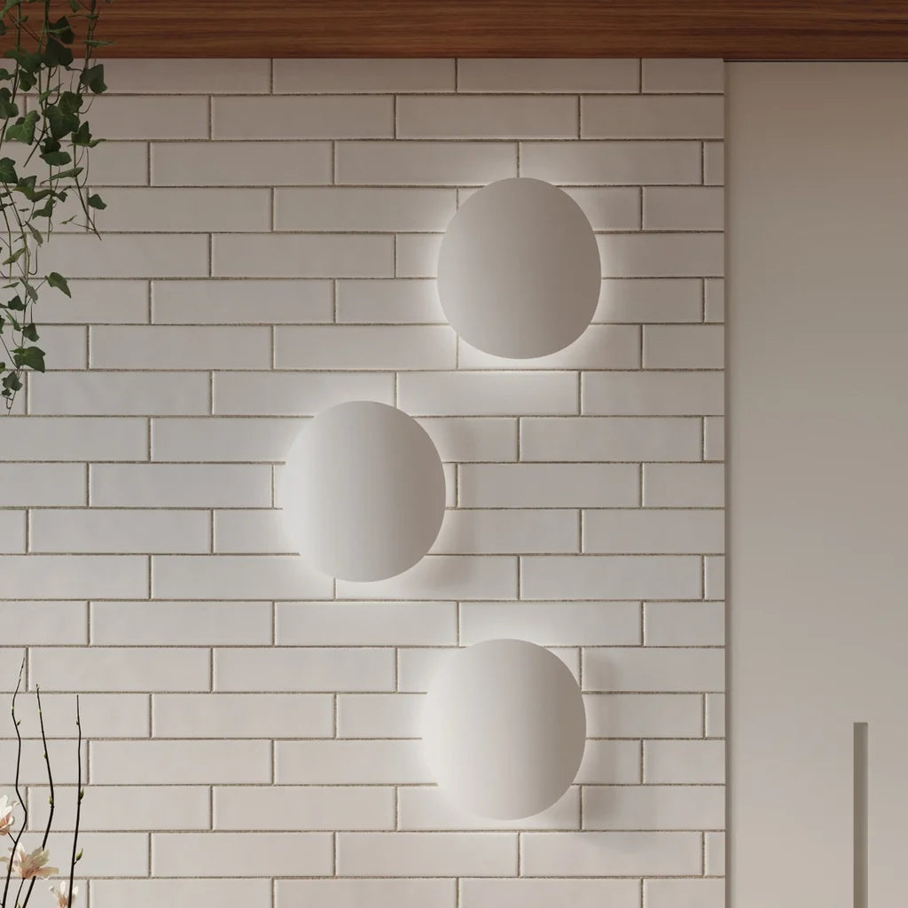 Applique murale galet lumineux en acier dans un salon