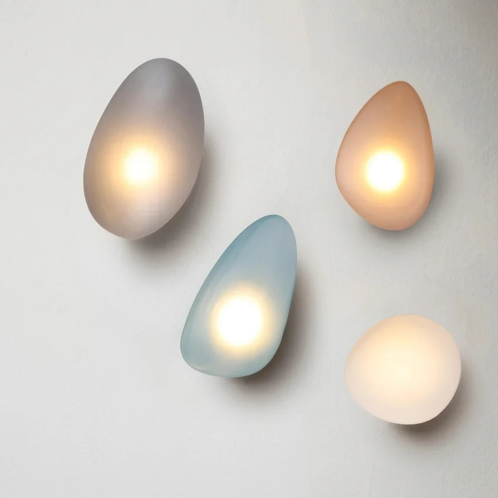 Les quatre teintes de verre : gris fumé, ambre, bleu et blanc laiteux