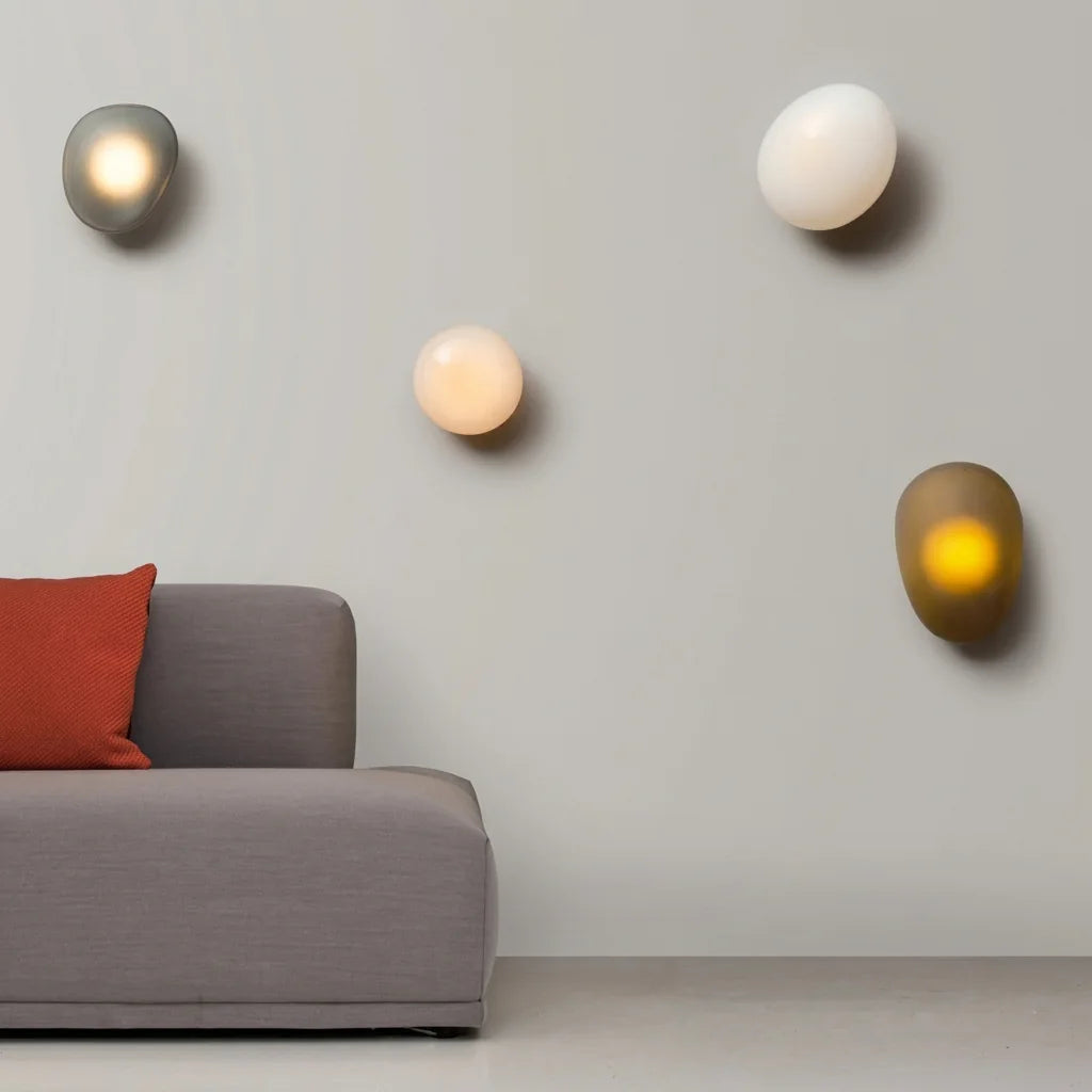 Composition de galets lumineux au-dessus d'un canapé gris