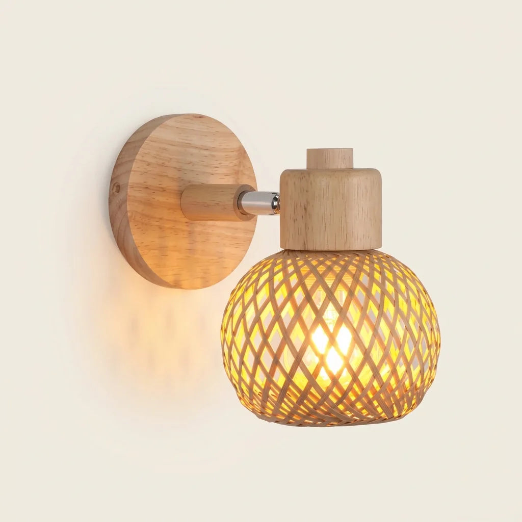 Applique murale bohème globe en bambou tressé et bois, allumée