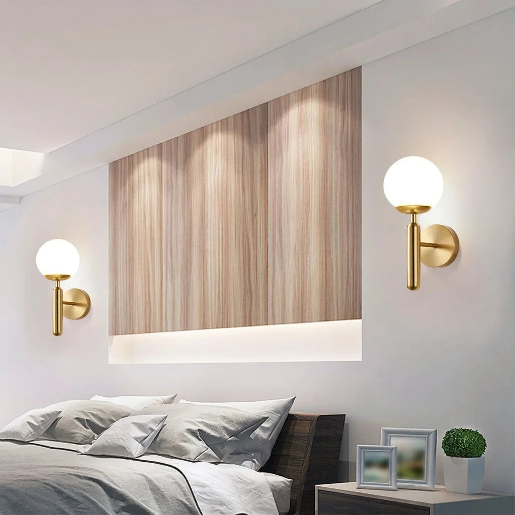 Paire d'appliques globe en laiton autour d'une niche en bois, chambre