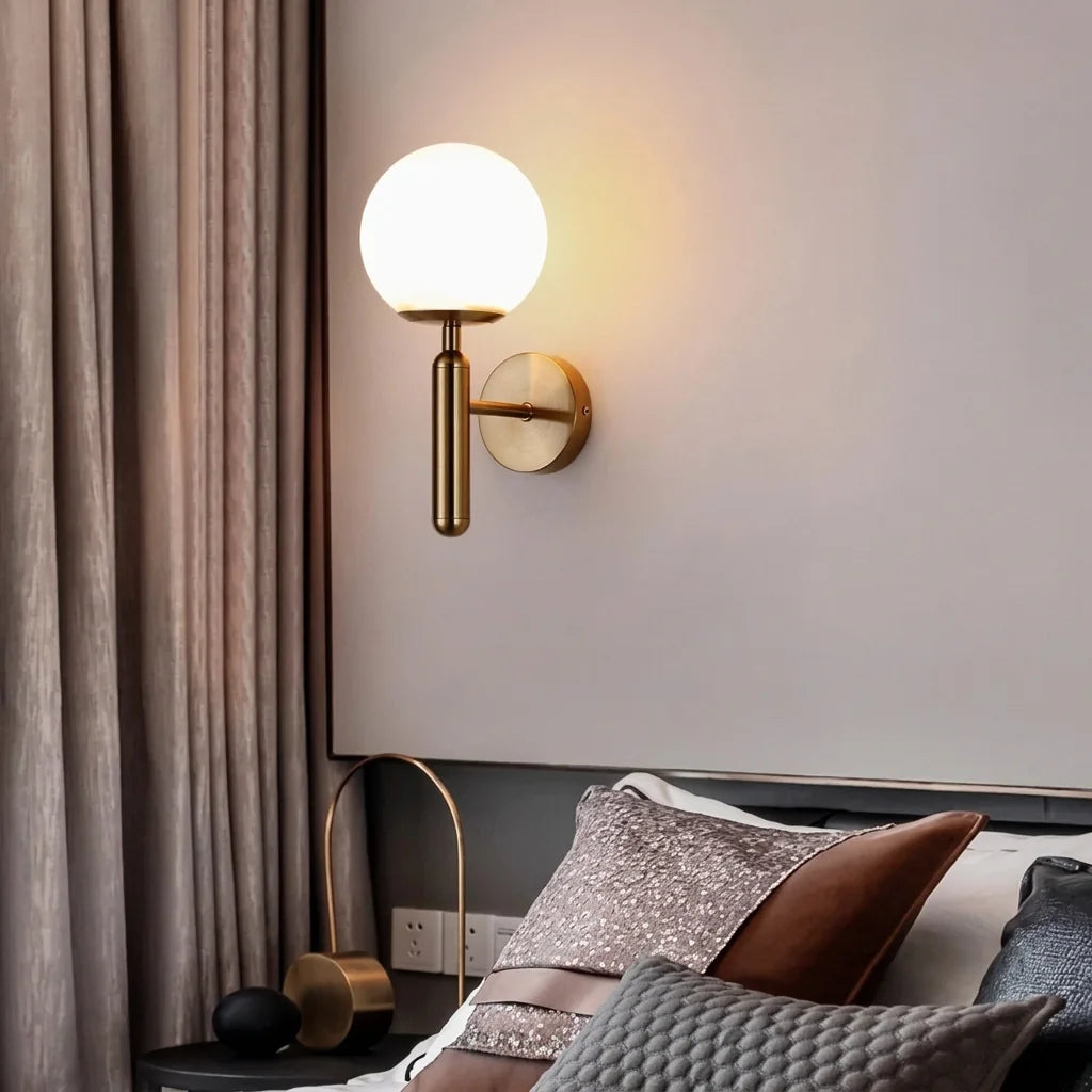 Applique globe en laiton au-dessus d'une tête de lit, coussins en cuir