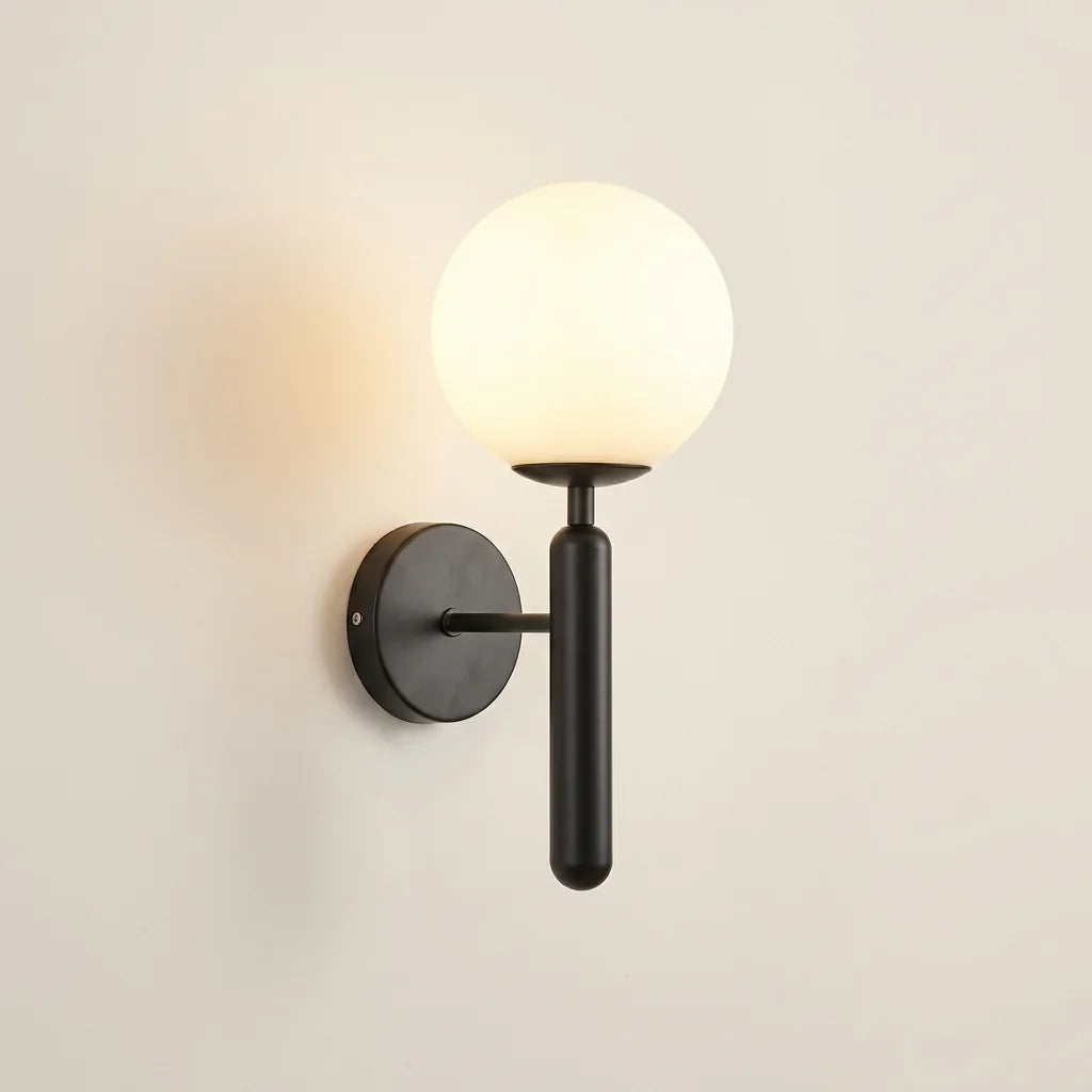 Applique murale globe opalin et cylindre noir mat, allumée