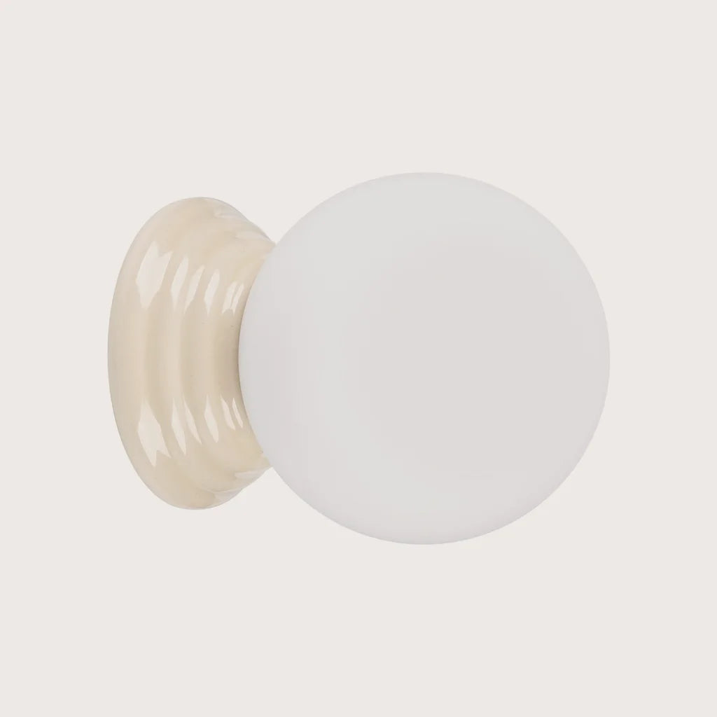 Applique murale globe opale sur rosace en céramique émaillée, coloris beige
